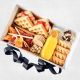 desayuno sorpresa con waffles o sándwiches de jamón de pavo y queso en croissant, jugo de naranja, y mini tabla de quesos - envia desayunos sorpresa bogota