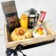 desayuno sorpresa con cafe, prensa francesa, parfait y torta de amapola 